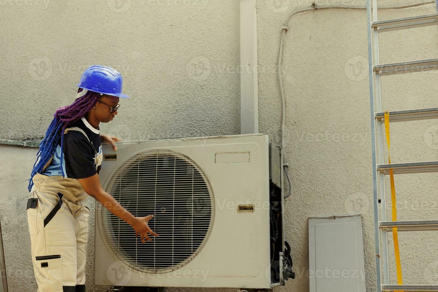 trainiert Arbeiter zerlegen Luft Conditioner äußere Vorderseite Grill im bestellen zu Start Wartung gebrochen intern Teile. kenntnisreich Ingenieur beauftragt durch Zuhause Inhaber zu tun Instandhaltung auf hvac System foto