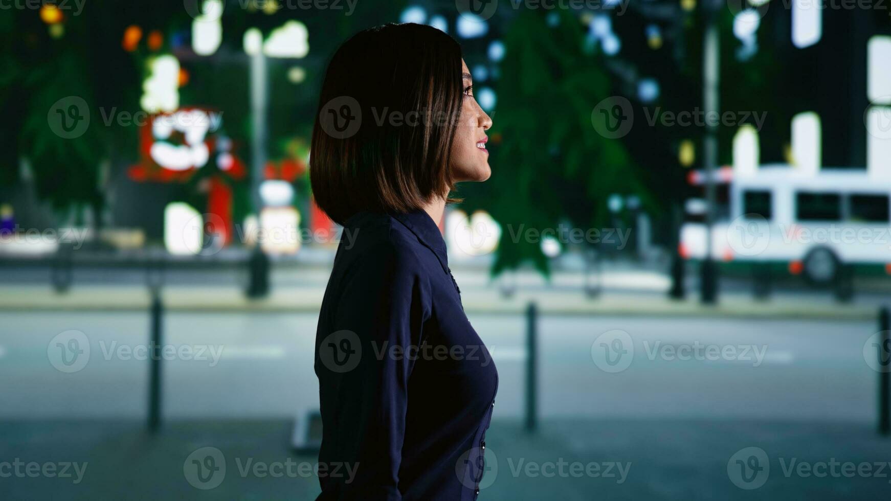 asiatisch Person Gehen um Stadt, Dorf unter Straßenlichter, genießen städtisch Promenade in der Nähe von Stadt Center Bezirk. jung Frau entspannend auf Bummel beim Nacht, bewundern Innenstadt und Wolkenkratzer. Handheld Schuss. foto