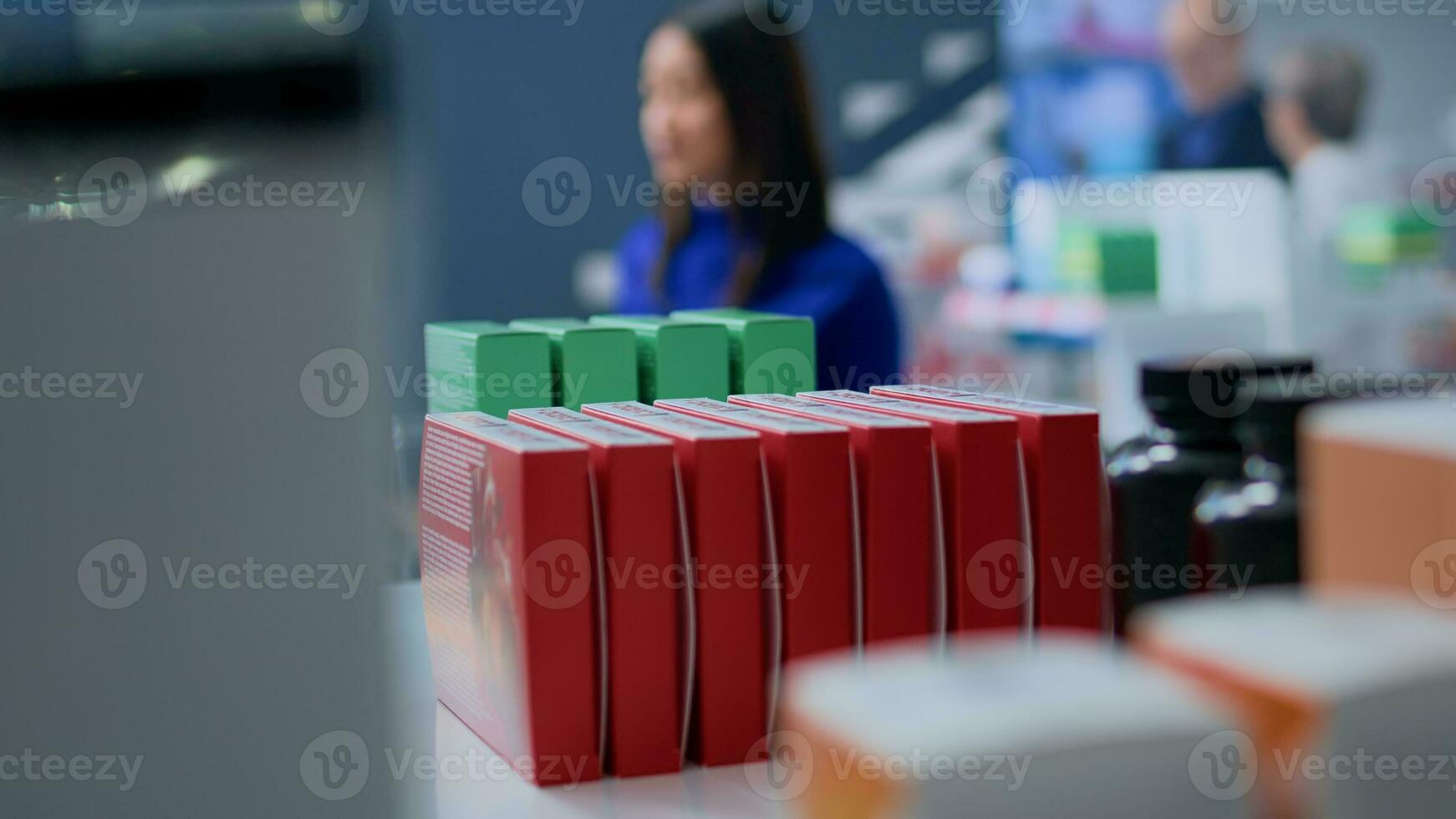 asiatisch Kunde Kauf Medikamente im Begrüßung Apotheke Geschäft, halten Einkaufen Korb. Porträt von glücklich Klient im Drogerie suchen zum Ergänzungen und und medizinisch Tabletten foto