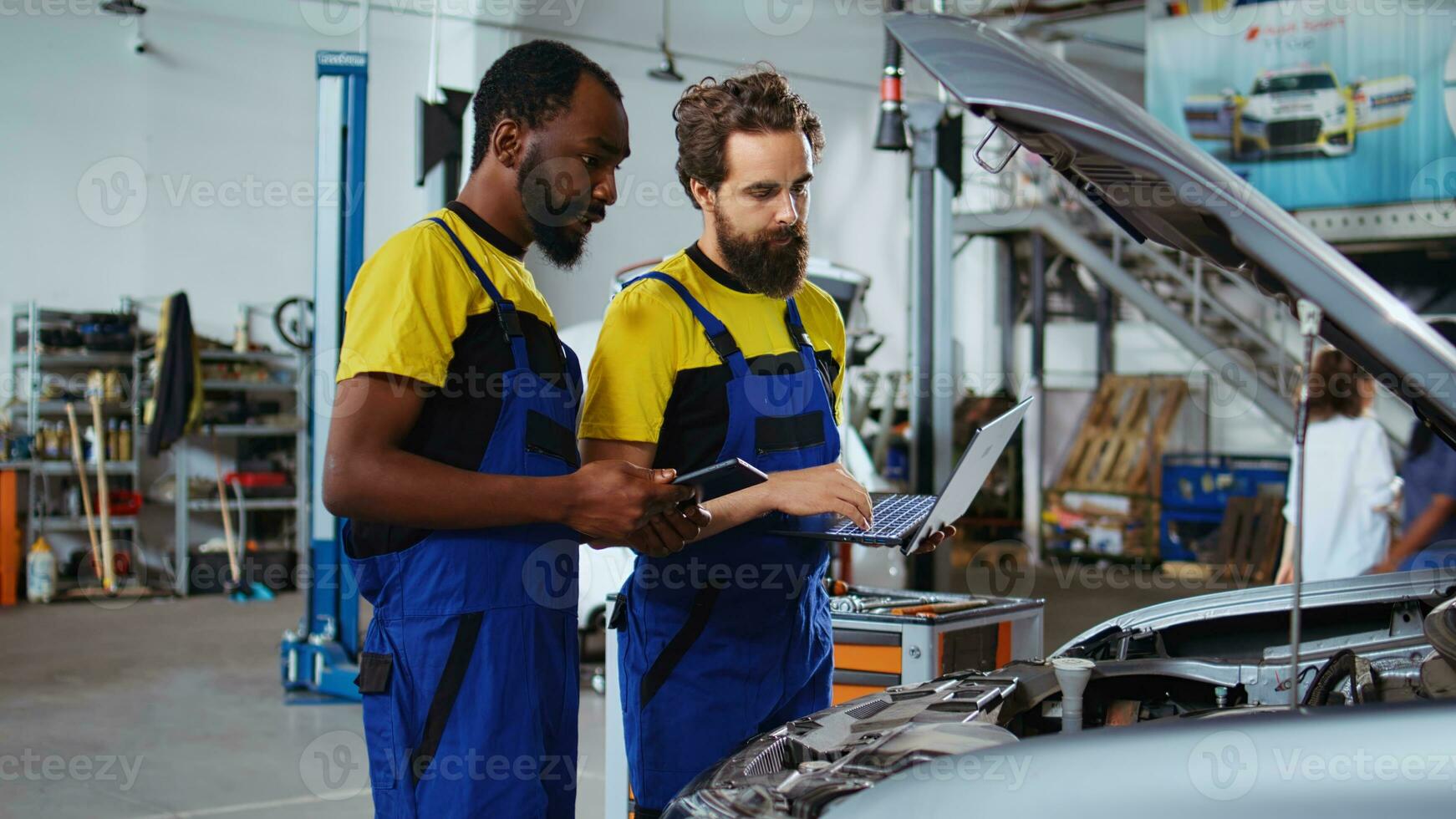 Mechaniker Hören zu Kunde im Auto Reparatur Geschäft, mit Tablette zu schreiben Nieder Auto Änderungen sie will zu machen. Experte im Garage mit Klient, Hören zu ihr Anfragen zum Fahrzeug Tuning foto