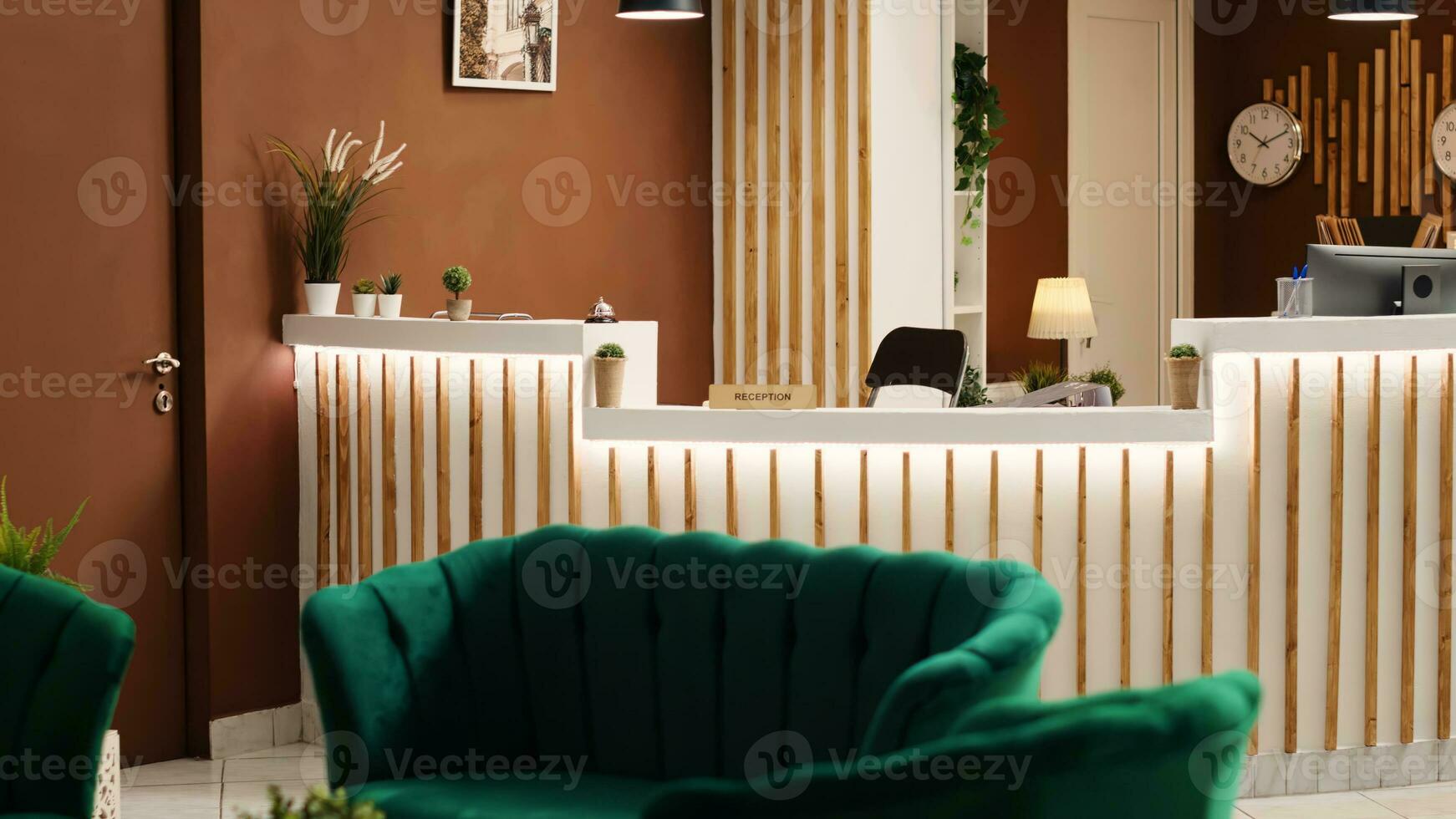 stilvoll vornehm Begrüßung rustikal Resort Empfangshalle Innere gefüllt mit Grün gemütlich luxuriös Stühle und Sofa, warten zum Besucher. leeren Hotel Rezeption Schreibtisch bereit zum ankommen Gäste foto