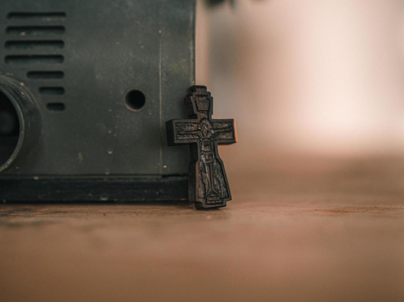 orthodoxes Holzkreuz. handgefertigtes Holzkreuz. foto