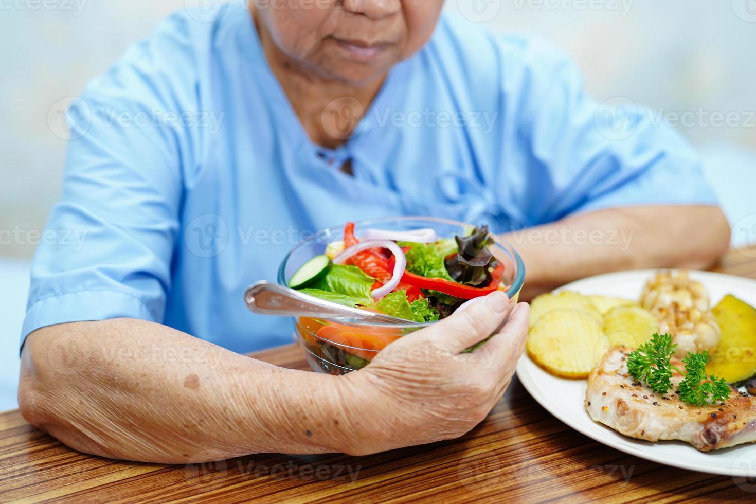 asiatische ältere Frau Patientin beim Frühstück foto