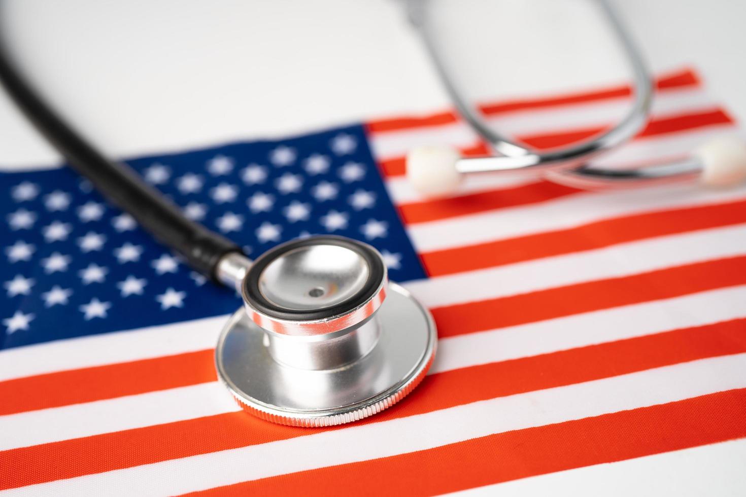 schwarzes Stethoskop auf USA-Amerika-Flagge foto