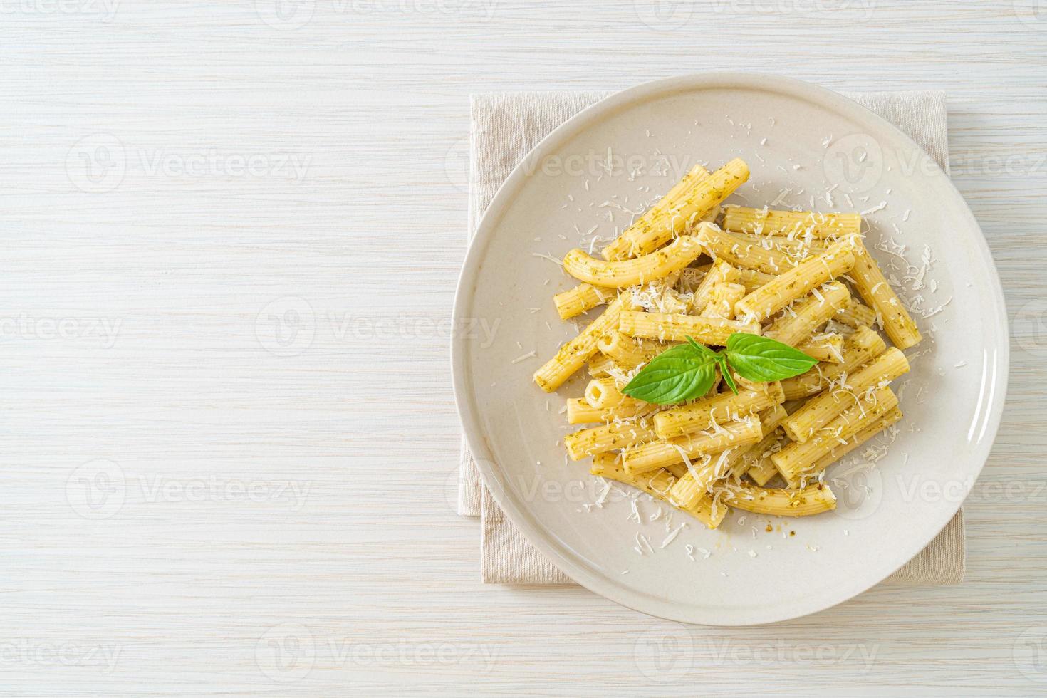 Pesto Rigatoni Pasta mit Parmesankäse - italienisches Essen und vegetarische Küche foto