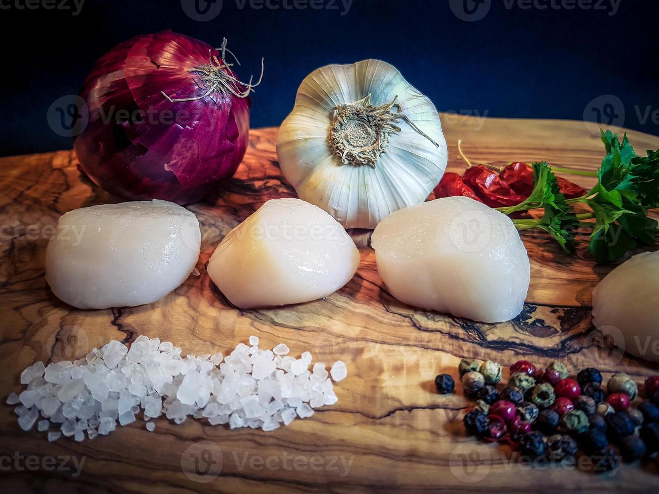 Jakobsmuscheln mit roten Linguine-Nudeln, Kräutern und Gewürzen foto