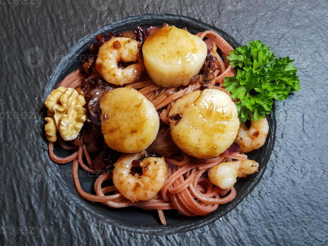 Jakobsmuscheln mit roten Linguine-Nudeln, Kräutern und Gewürzen foto