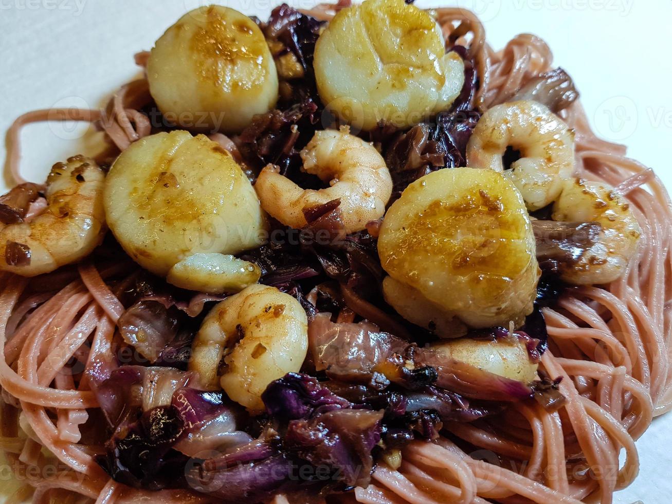 Jakobsmuscheln mit roten Linguine-Nudeln, Kräutern und Gewürzen foto