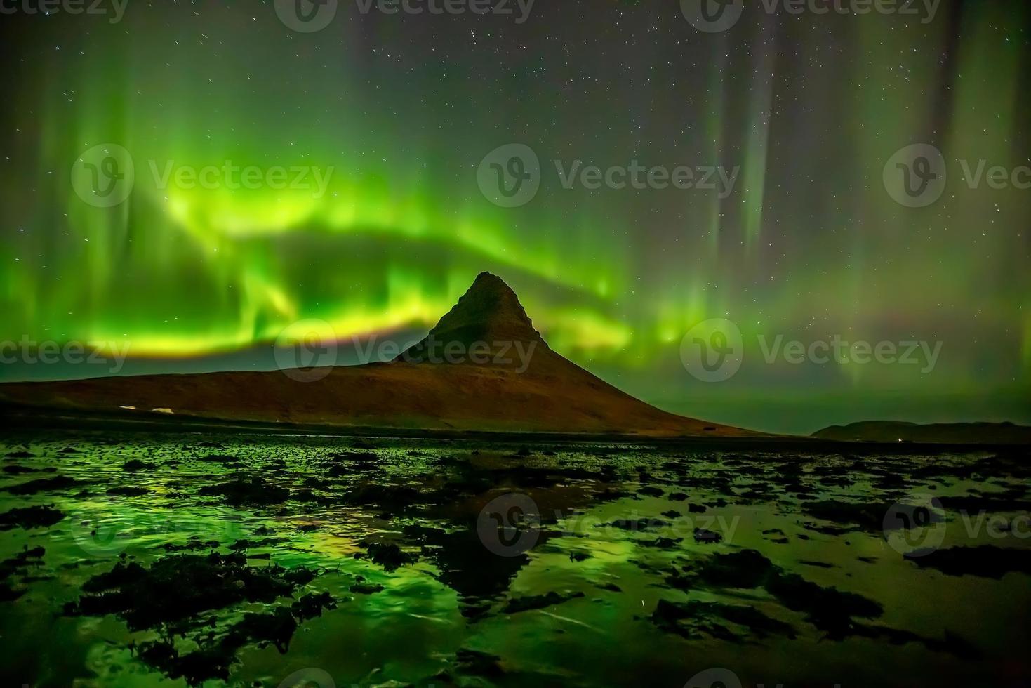 Islandlandschaft bei Nacht mit Aurora foto