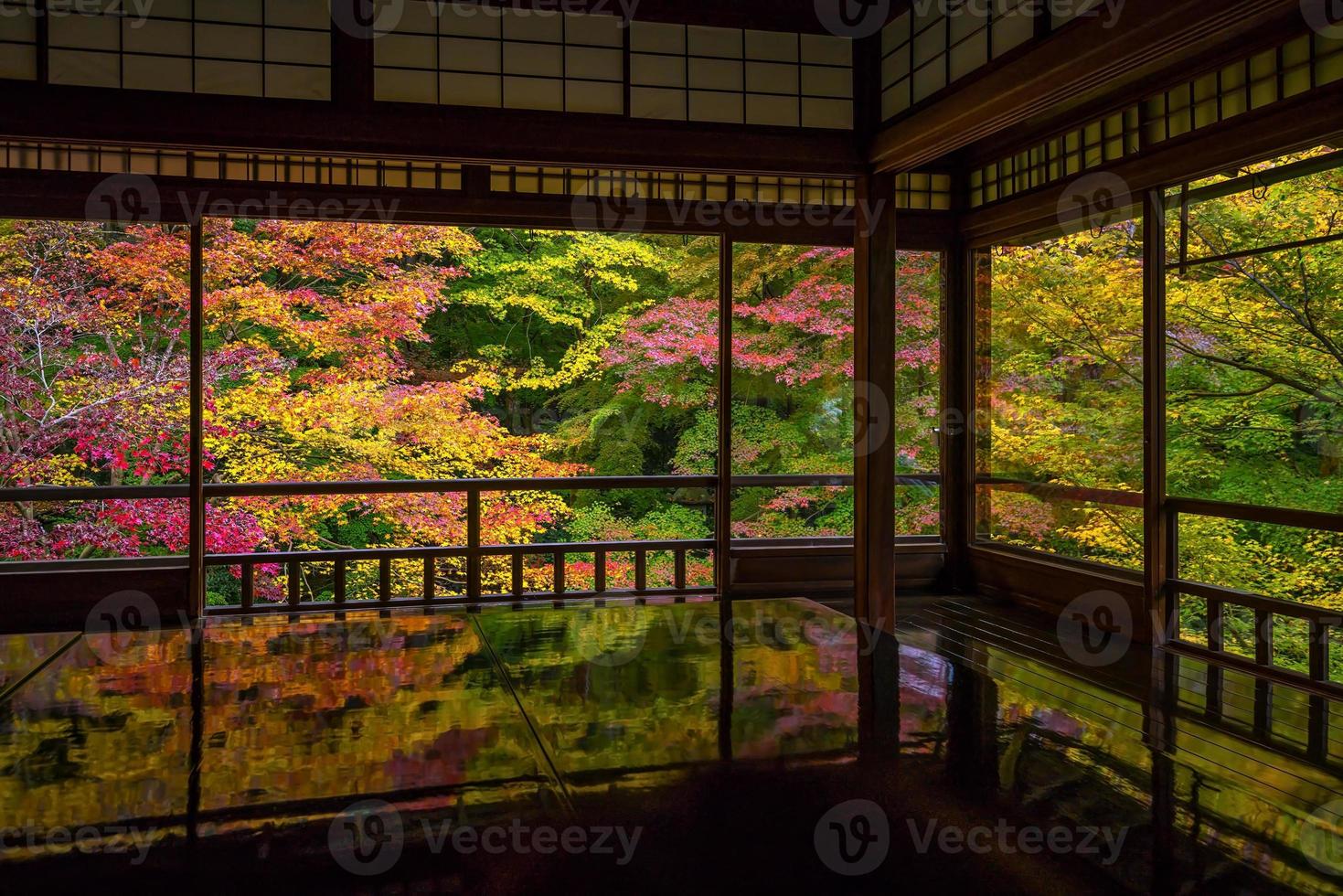 blick auf die herbstfarben von den alten tempeln in kyoto foto