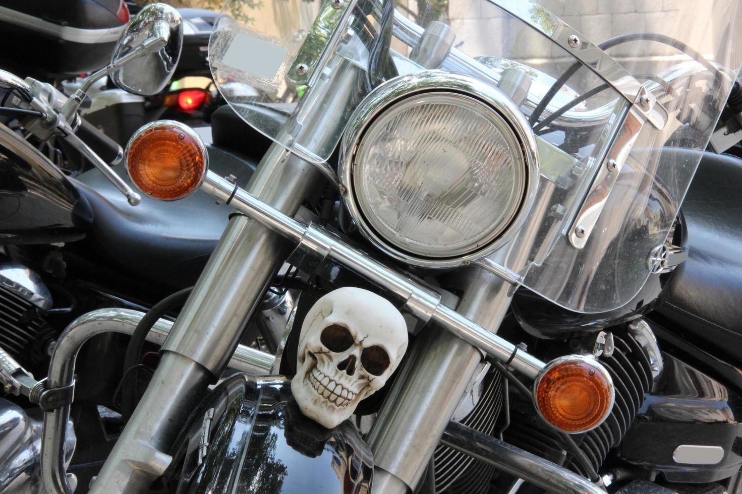 weißer Totenkopf auf dem vorderen Motorradkotflügel foto