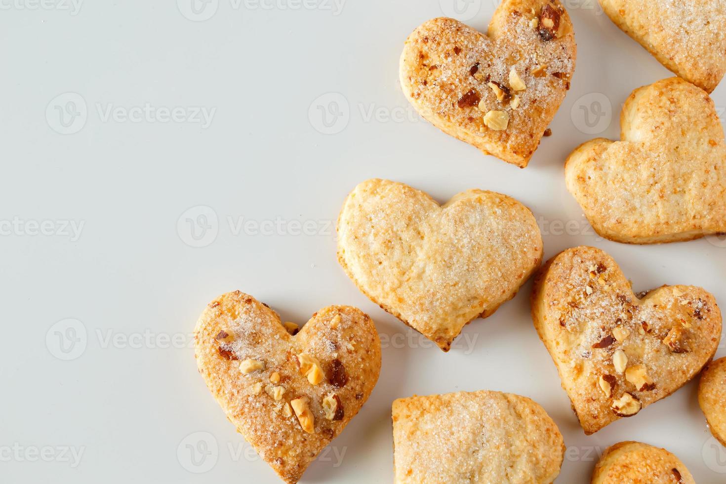 herzförmige Kekse auf weißem Hintergrund foto