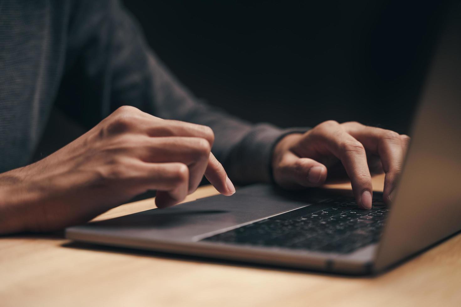 Mann mit einem Laptop auf dem Holztisch, Internet, Suchen, Surfen foto