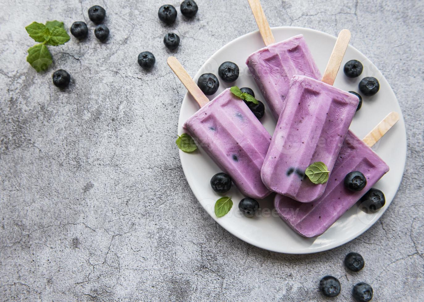 Eis am Stiel aus frischen Bio-Heidelbeeren foto