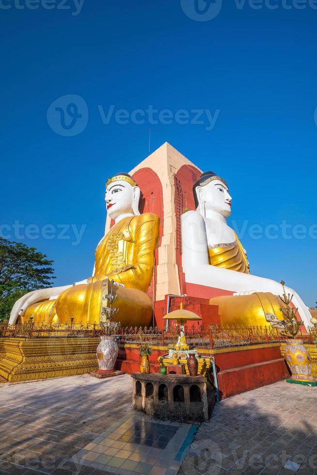 vier Gesichter von Buddha bei kyaikpun buddha foto