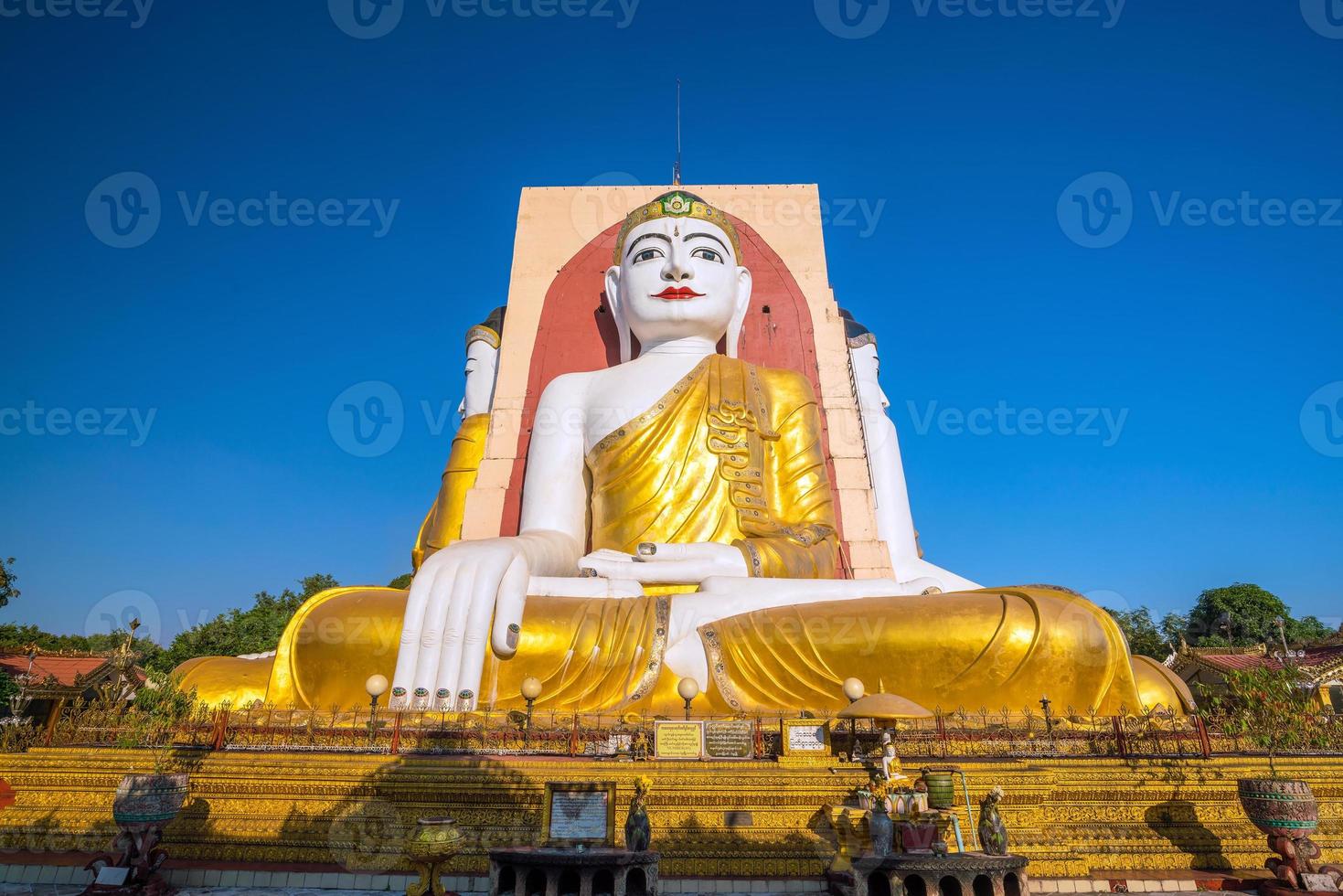 vier Gesichter von Buddha bei kyaikpun buddha foto