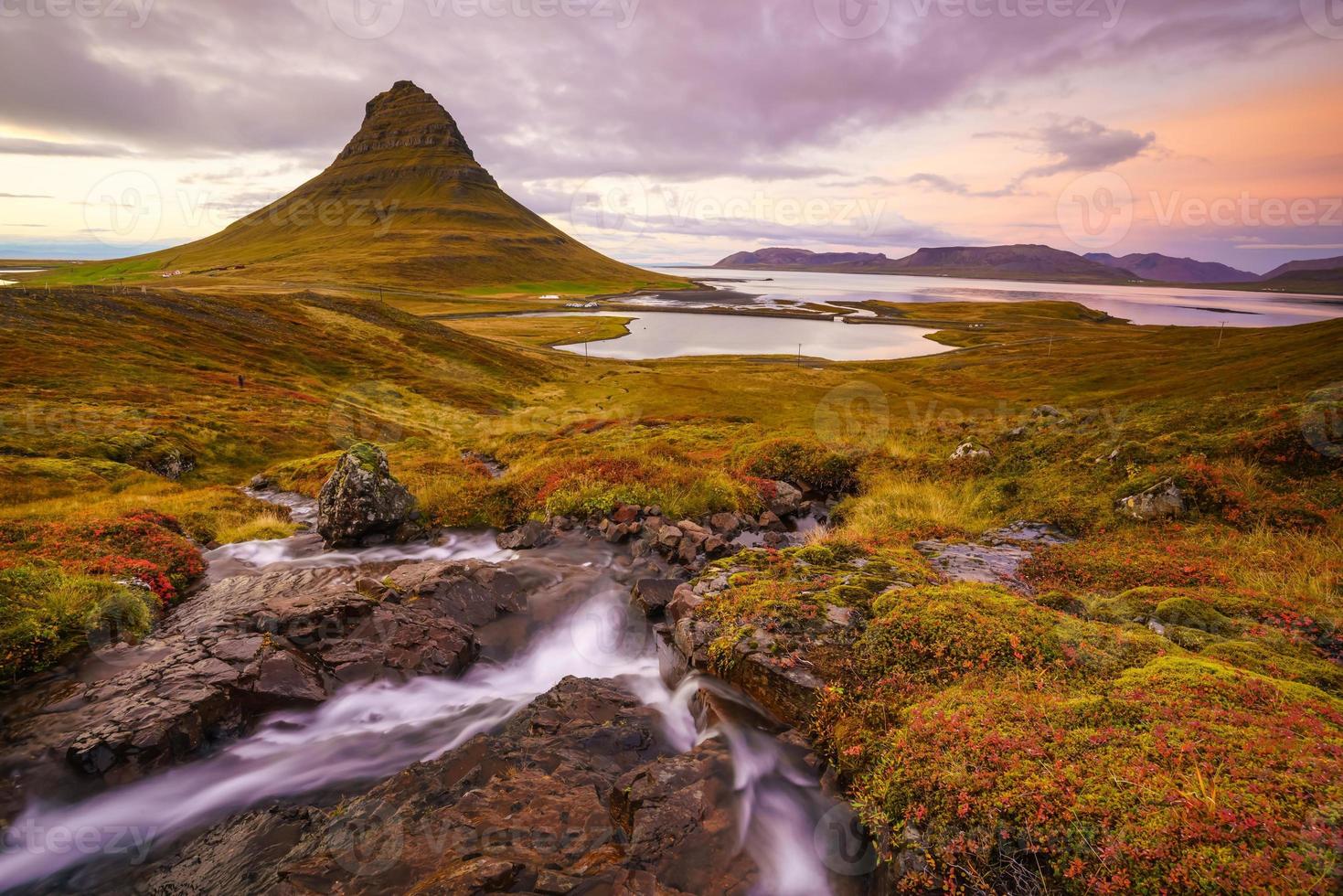 Landschaften und Wasserfälle. Kirkjufell Berg in Island foto