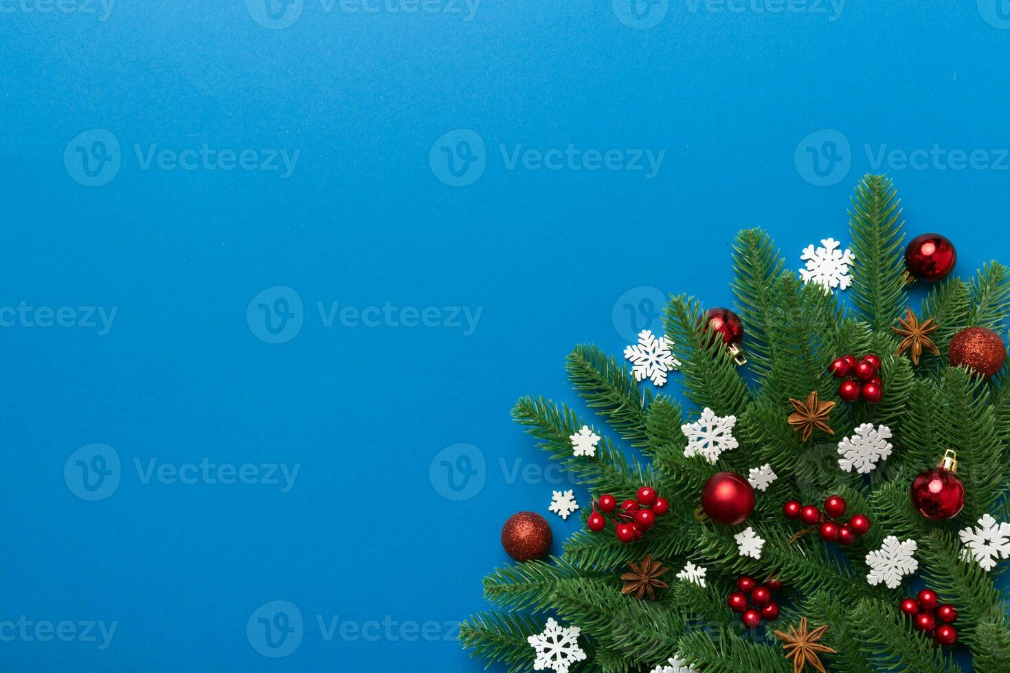 Weihnachten Hintergrund mit Tanne Geäst und Weihnachten Dekor. oben Sicht, Kopieren Raum zum Text foto