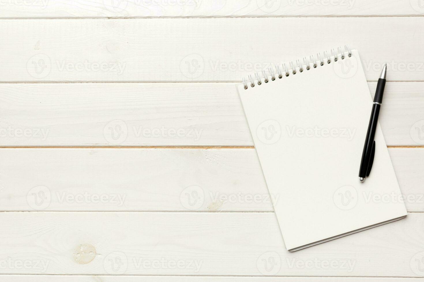 leer Notizbuch mit Stift auf Weiß Hintergrund. zurück zu Schule und Bildung Konzept foto