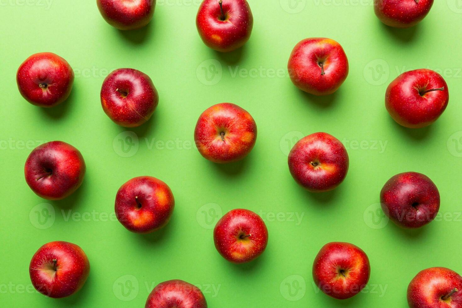 viele rot Äpfel auf farbig Hintergrund, oben Sicht. Herbst Muster mit frisch Apfel über Aussicht foto