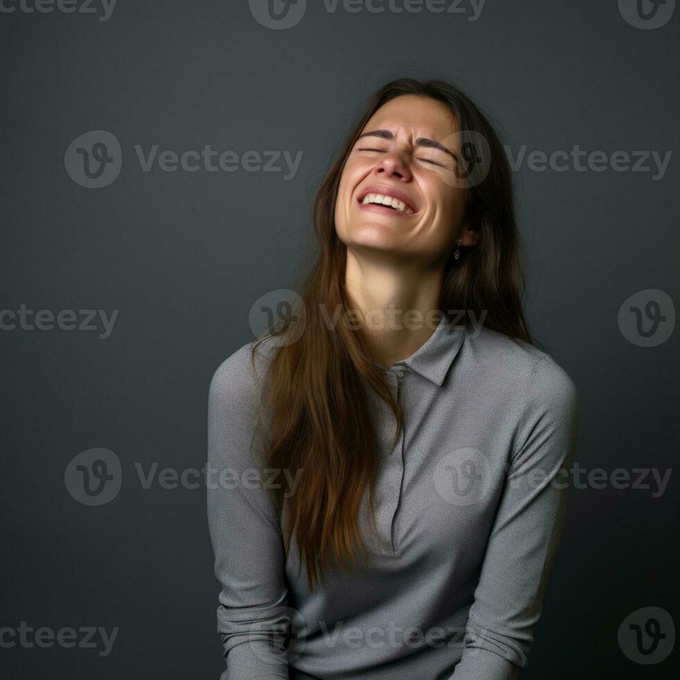 Frau erscheint zu Sein im Schmerzen auf grau Hintergrund ai generativ foto