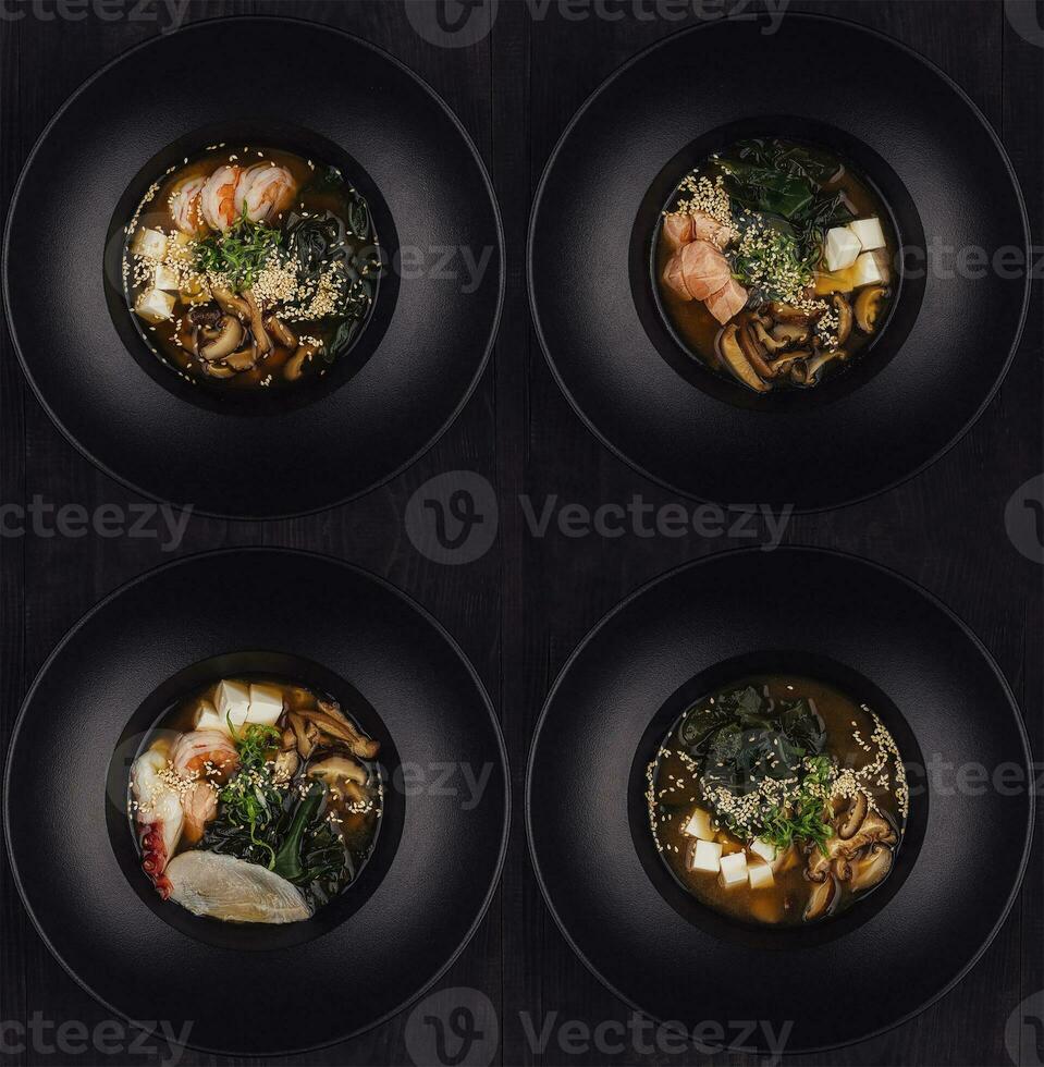 Platten mit anders Typen von thailändisch Suppe foto