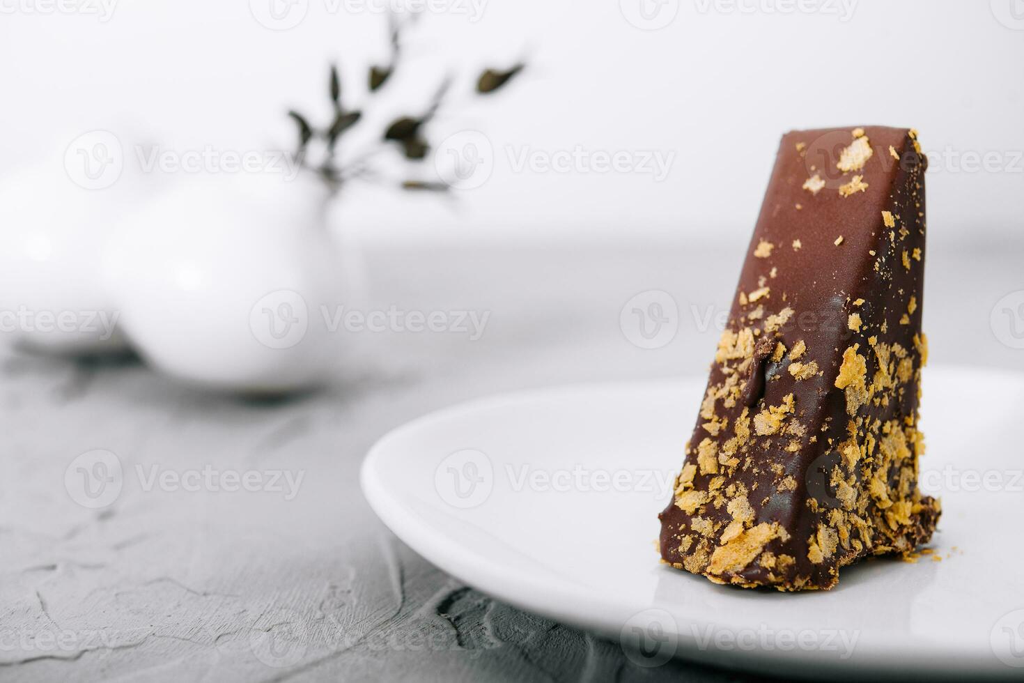 Waffel Kuchen im Schokolade Glasur auf Weiß Teller foto