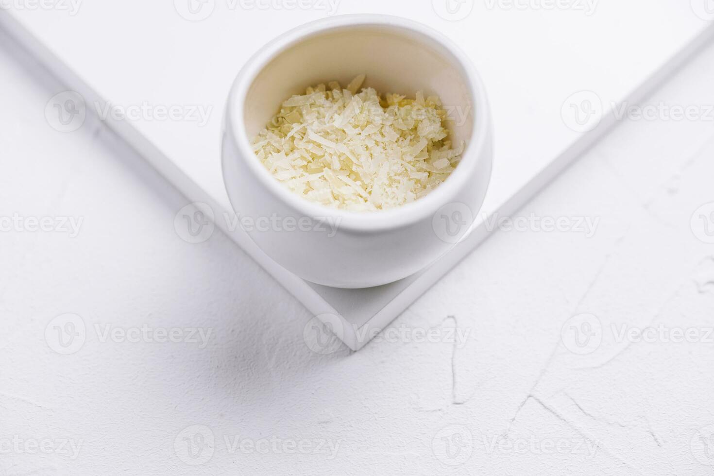 gerieben Parmesan Käse im Keramik Schüssel foto