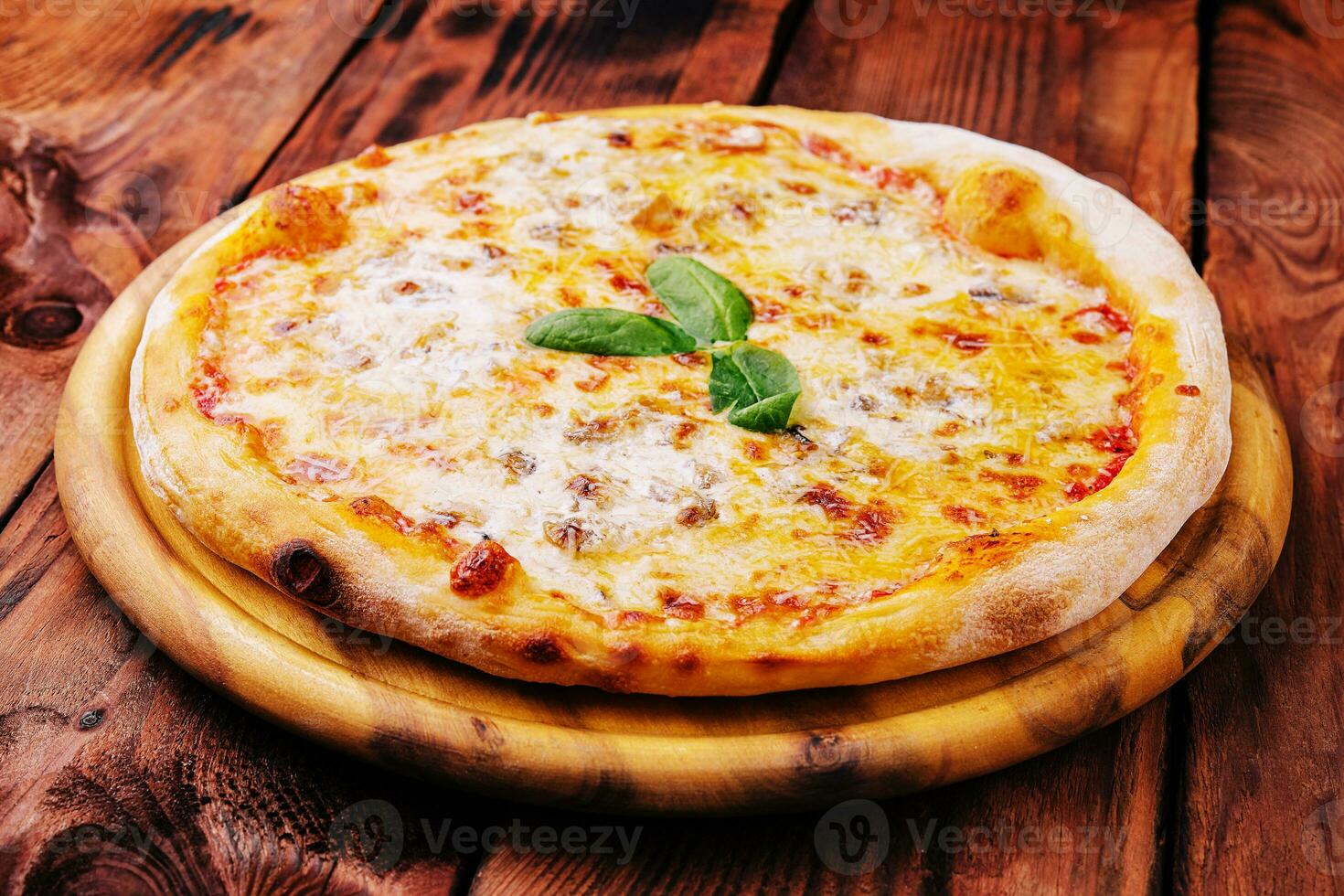 Pizza Margarita auf ein hölzern Hintergrund foto