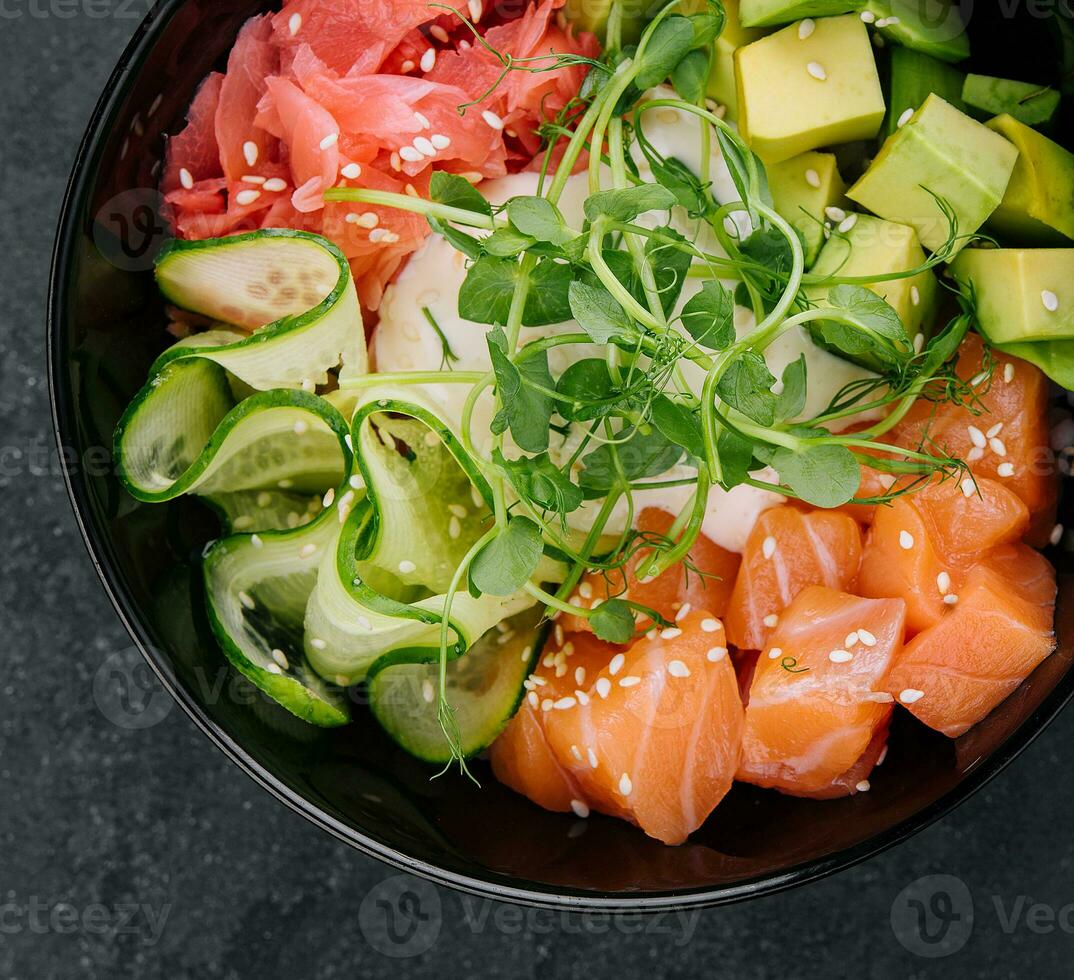 ein Schüssel von Lachs Sack mit Avocado foto