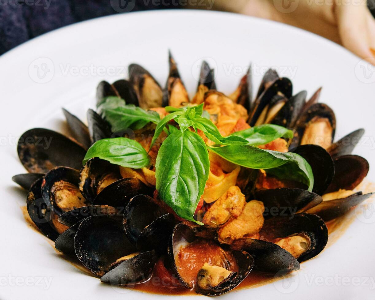 köstlich frisch gedämpft Muscheln im Weiß Wein Soße im ein Weiß Teller foto