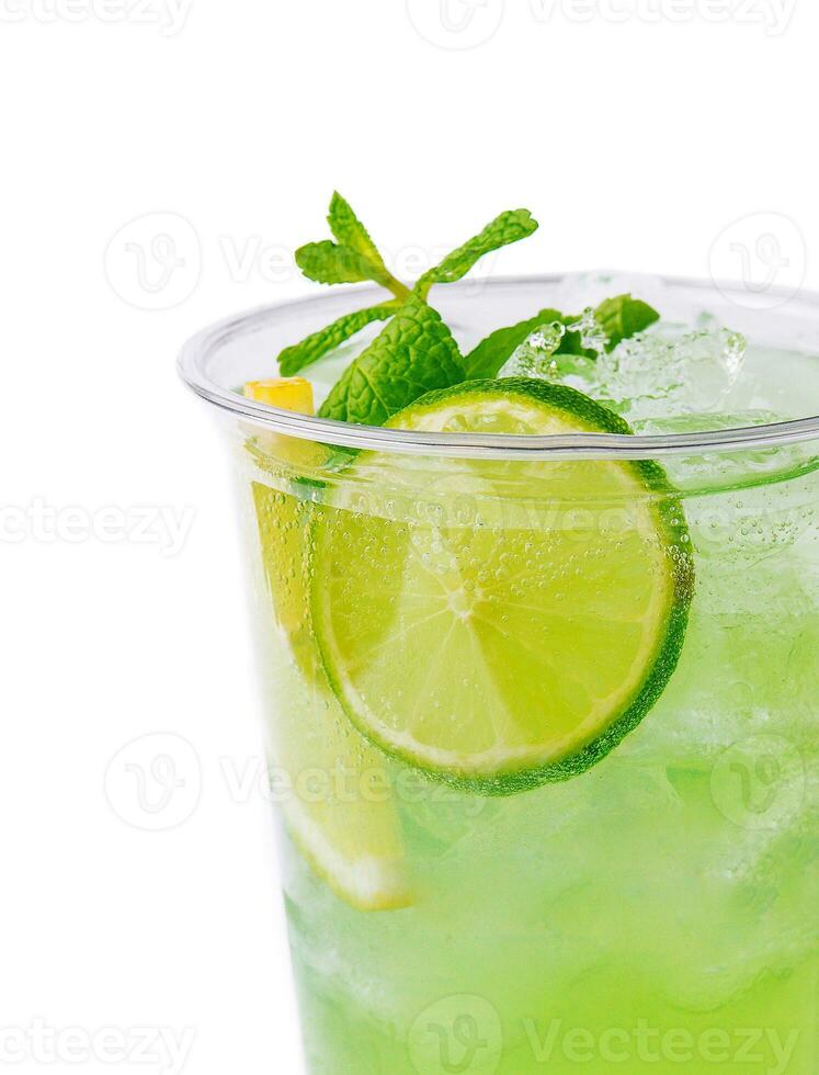 Zitrusfrüchte Cocktail Mojito mit Limette und Minze foto