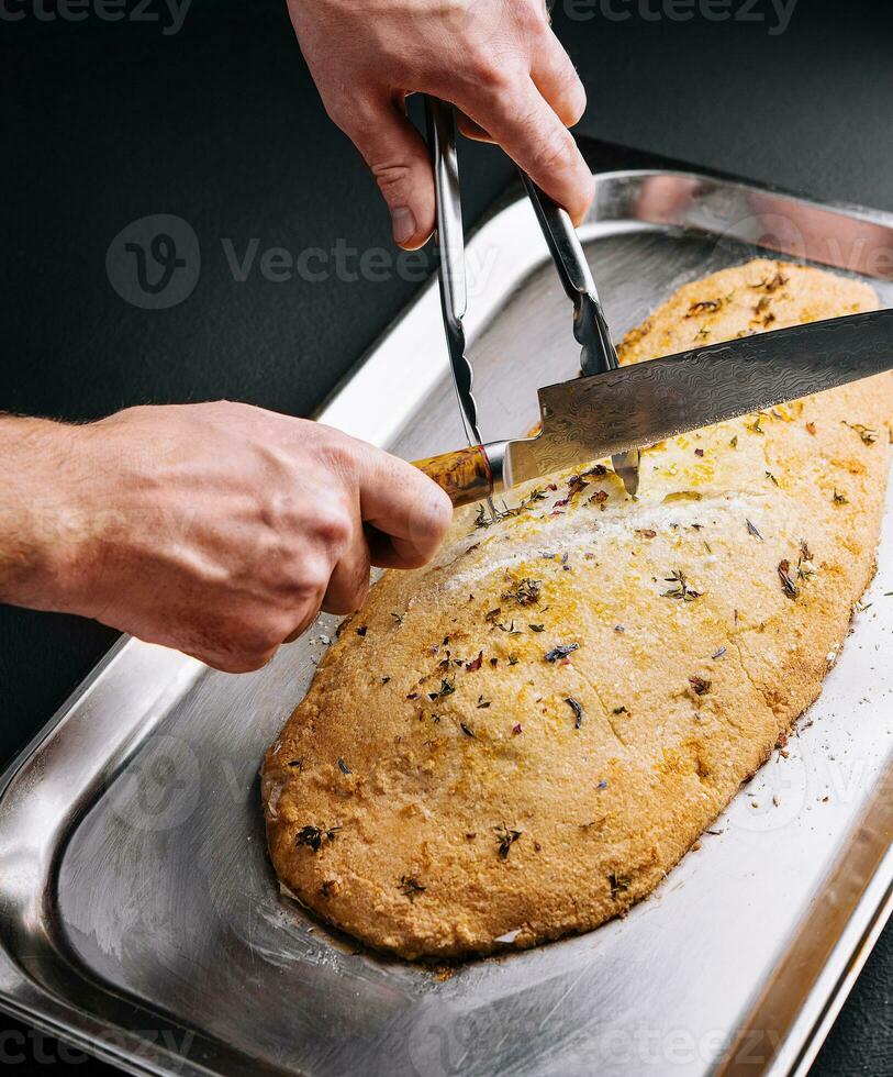 gebacken Fisch, ausgestopft mit Kräuter, im Salz- Kruste Koch schneidet foto