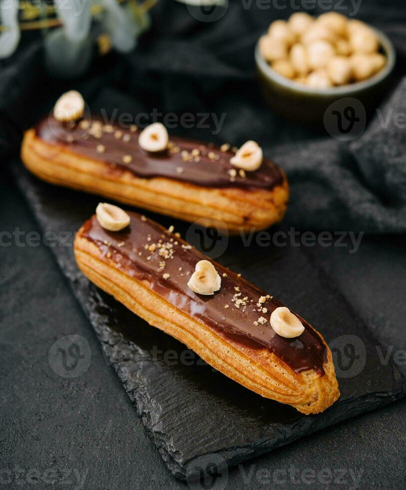 Französisch Eclairs mit Schokolade und Haselnüsse foto