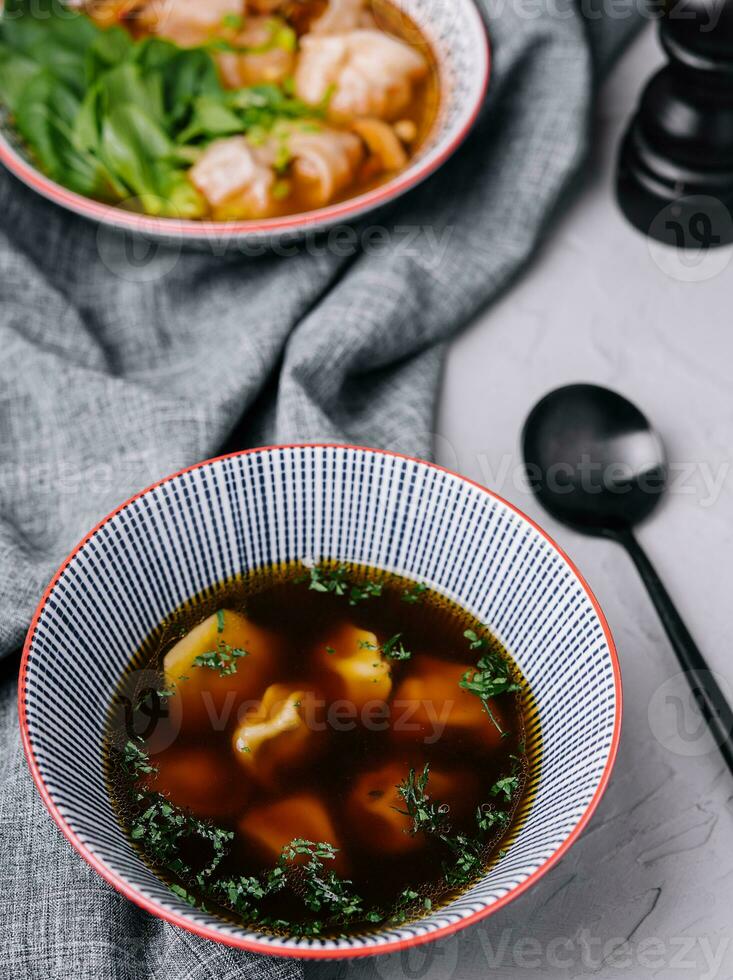 Wonton Suppe Schüssel. Garnele oder Schweinefleisch Wonton Suppe mit Grün Zwiebel, oben Aussicht foto