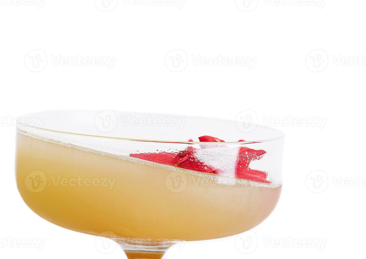 Daiquiri Cocktail mit Erdbeere auf Weiß Hintergrund foto