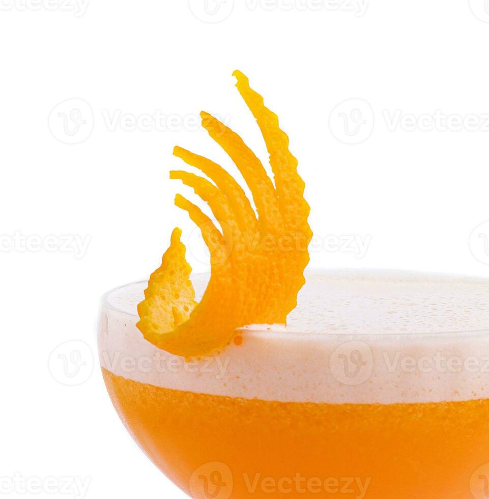 Glas von Rubin Cocktail garniert mit Orange Zitrusschale foto