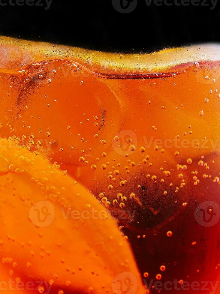 Glas von Aperol Spritz Cocktail auf schwarz Hintergrund foto