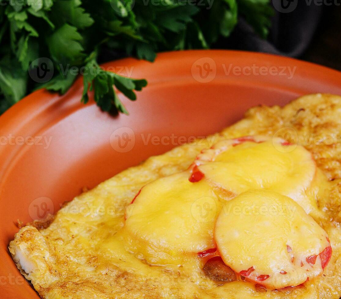 Hähnchen Filet gebacken im das Ofen mit Käse und Tomaten foto