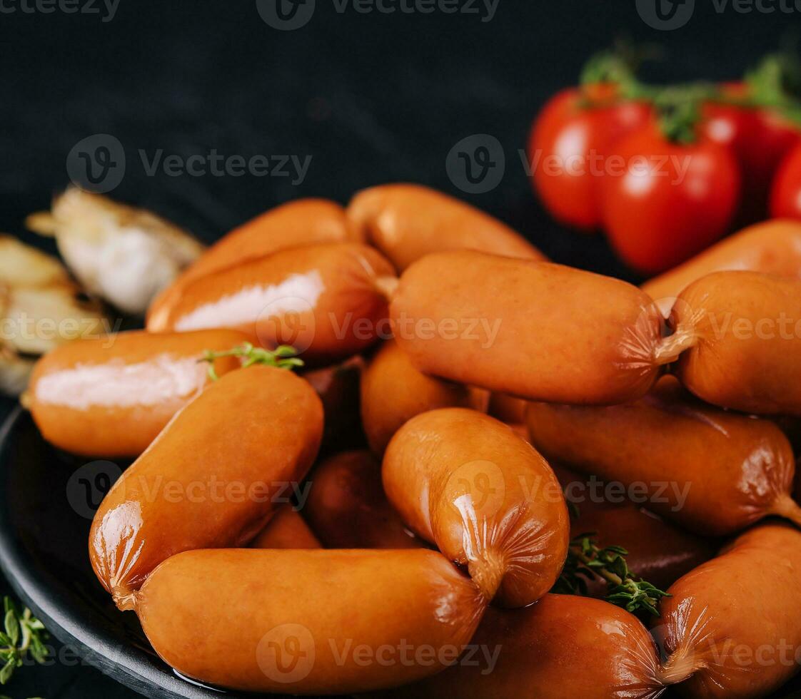 klein Würste mit Tomaten und Knoblauch foto