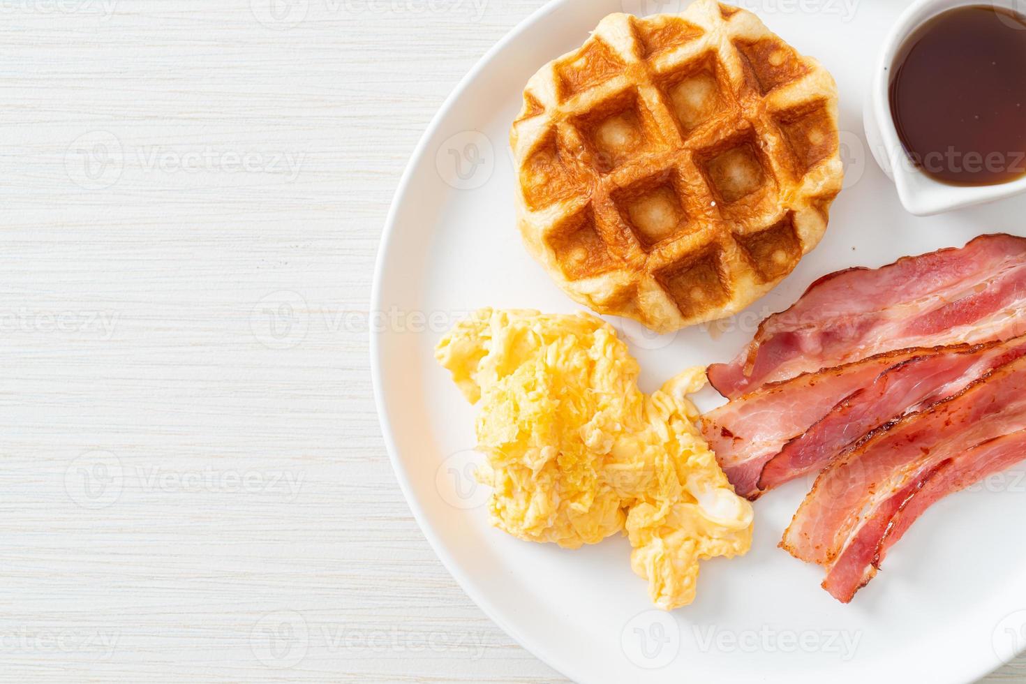 Rührei mit Speck und Waffel zum Frühstück foto