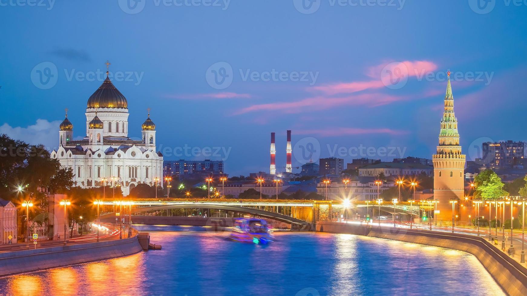 Panoramablick auf den Moskauer Fluss und den Kremlpalast in Russland foto