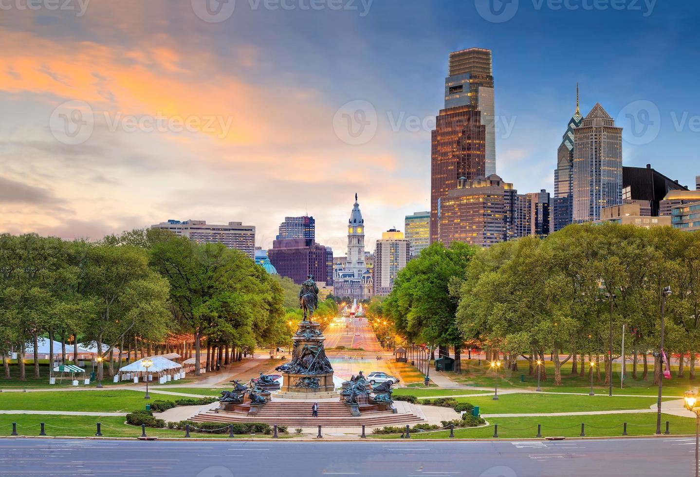 schöne Skyline der Innenstadt von Philadelphia bei Sonnenuntergang foto