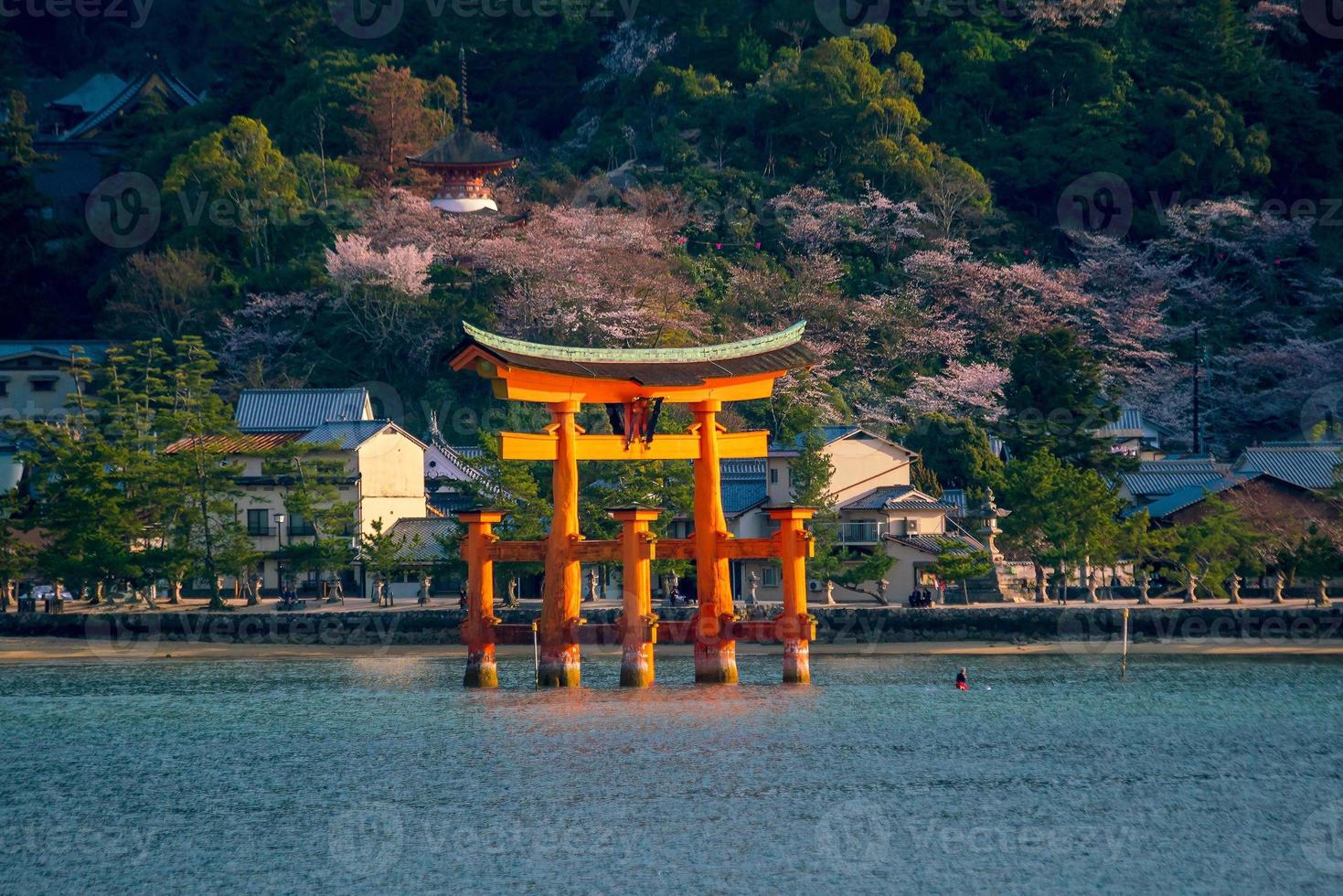 das schwimmende Tor des Itsukushima-Schreins foto