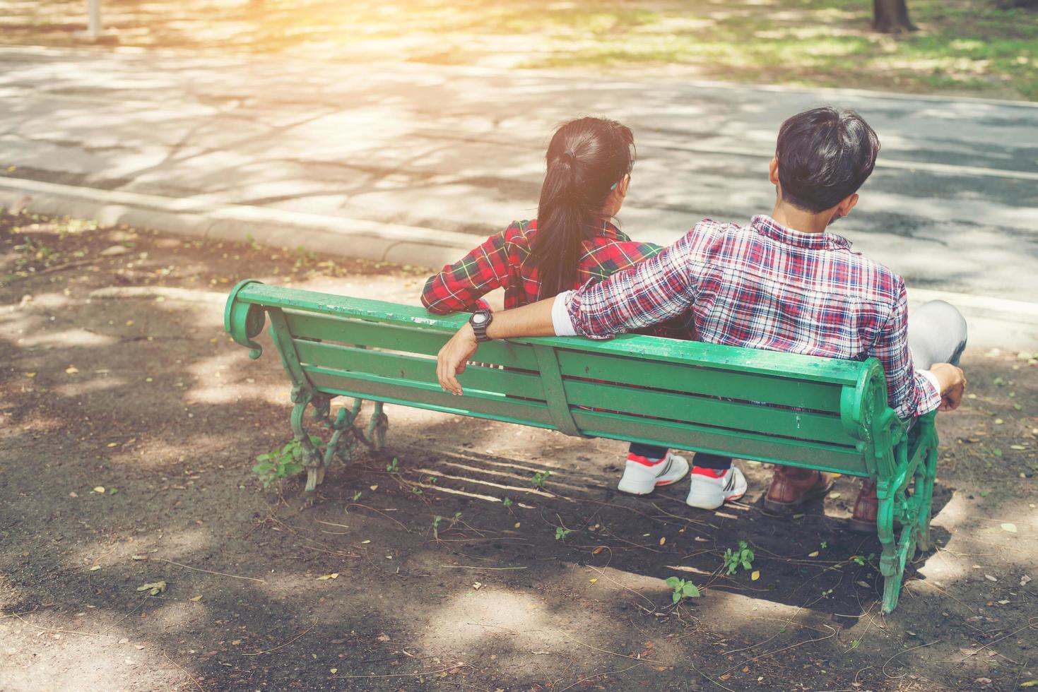 junge Teenager-Paar in der Liebe, die zusammen auf der Bank sitzen. foto