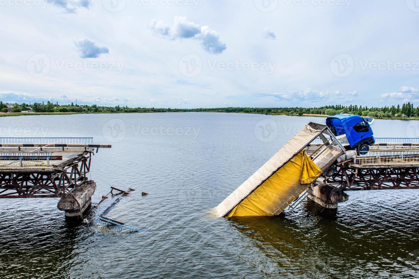 Zerstörung von Brückenbauwerken über den Fluss foto