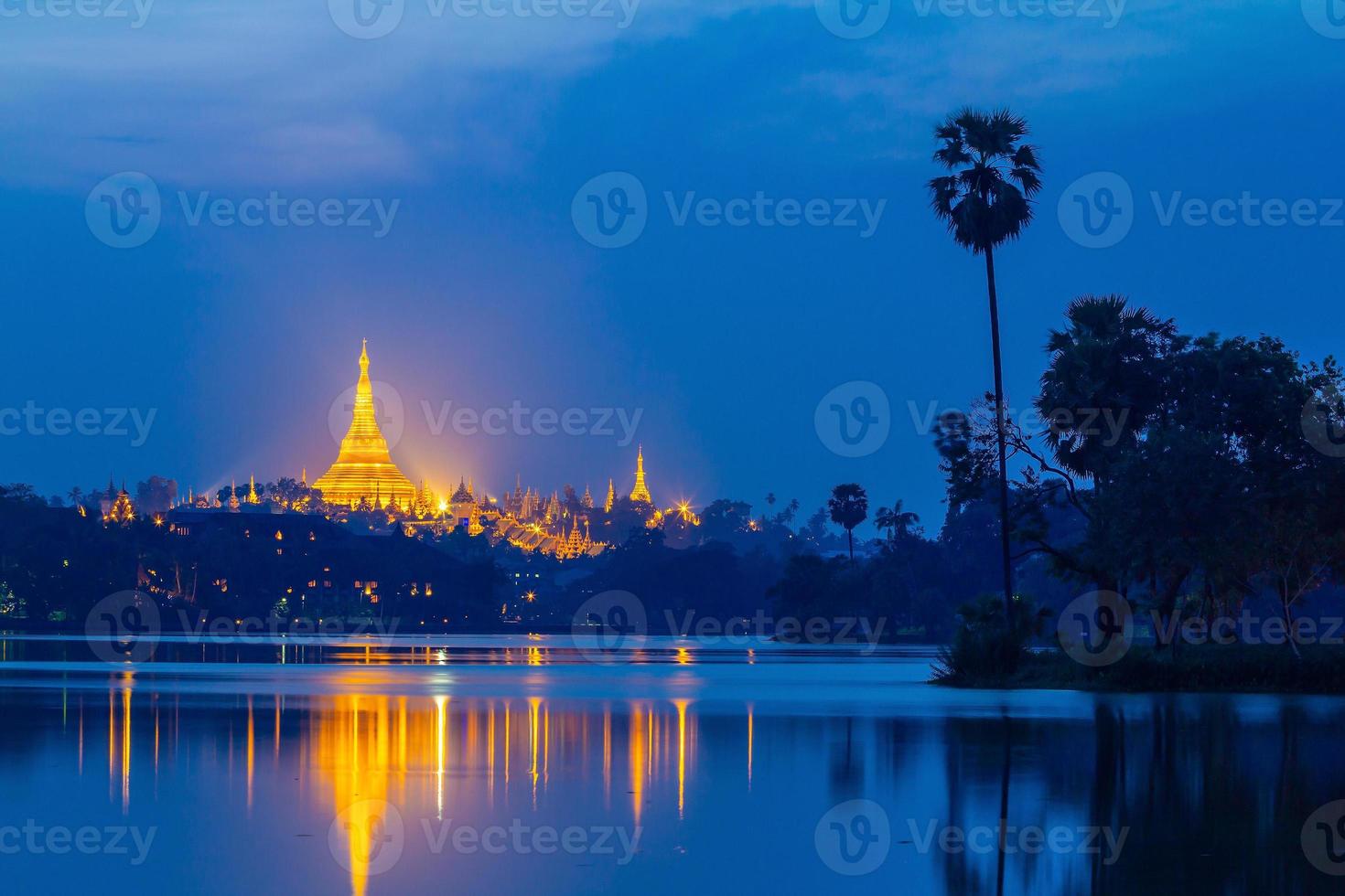 Shwedagon-Pagode bei Sonnenuntergang, große Dagon-Pagode in Yangon, Myanmar foto