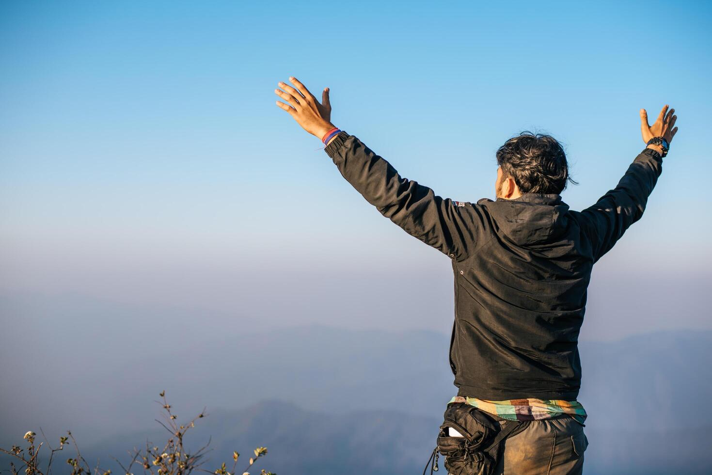 Mann reist mit Rucksack wandern in den Bergen foto