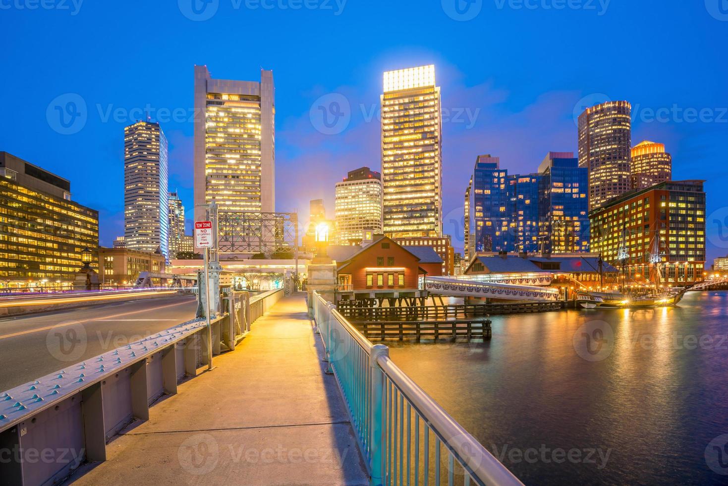 Bostoner Hafen-Skyline in der Dämmerung, Massachusetts foto