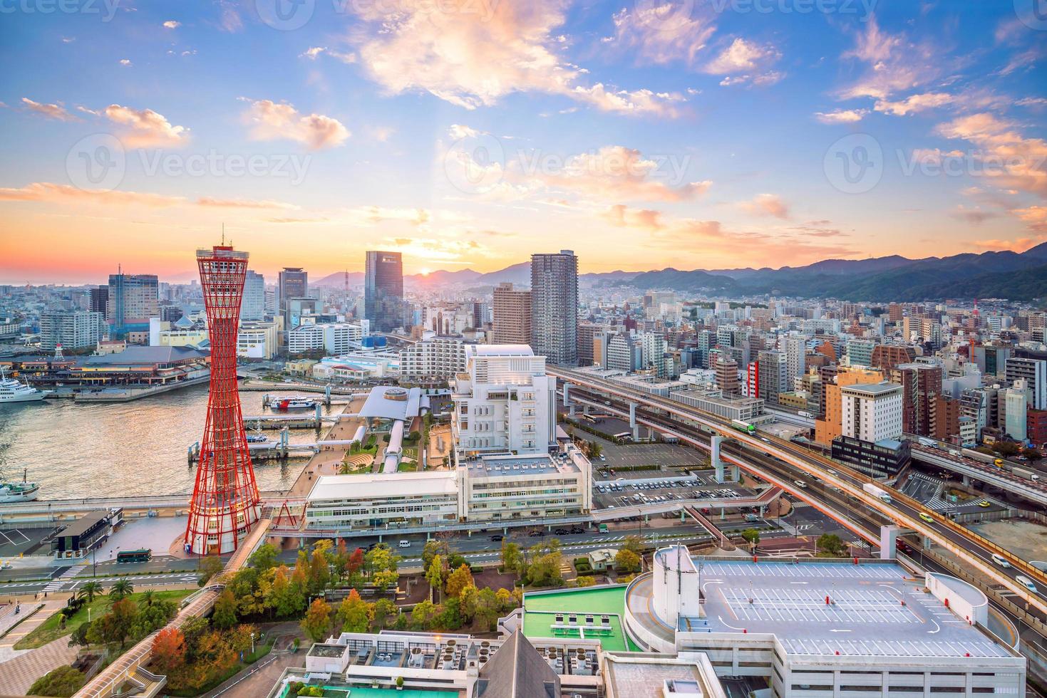 Skyline und Hafen von Kobe in Japan foto